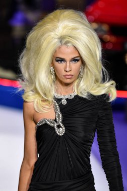 Milan, İtalya - 21 Şubat: Stella Maxwell Moschino göstermek, Milan moda hafta sonbahar/kış 2019/20 üzerinde 21 Şubat 2019, Milano, İtalya pist yürür.