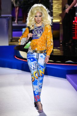 Milan, İtalya - 21 Şubat: Yani Joo Park Moschino göstermek, Milan moda hafta sonbahar/kış 2019/20 üzerinde 21 Şubat 2019, Milano, İtalya pist yürür.