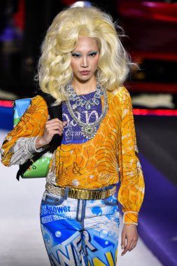 Milan, İtalya - 21 Şubat: Yani Joo Park Moschino göstermek, Milan moda hafta sonbahar/kış 2019/20 üzerinde 21 Şubat 2019, Milano, İtalya pist yürür.