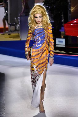 Milan, İtalya - 21 Şubat: Lea Julian Moschino göstermek, Milan moda hafta sonbahar/kış 2019/20 üzerinde 21 Şubat 2019, Milano, İtalya pist yürür.