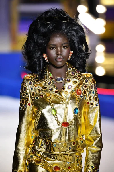 ミラノ イタリア Adut Akech イタリア ミラノの 2019 日にモスキーノ ショー ミラノ — ストック写真