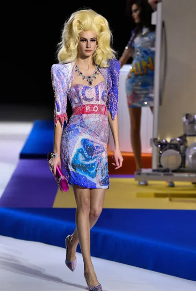 Milão Itália Fevereiro Alise Daugule Caminha Pela Passarela Desfile Moschino — Fotografia de Stock