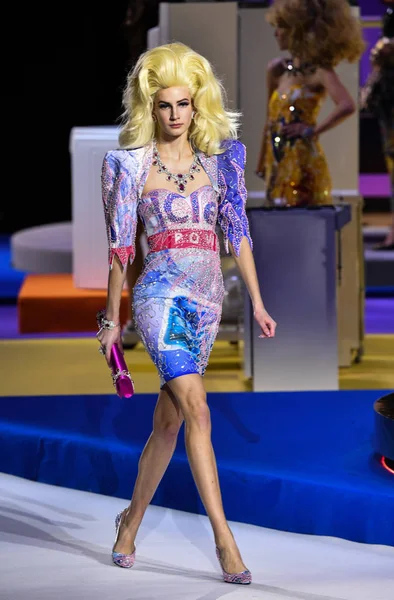 Milán Italia Febrero Alise Daugule Camina Por Pasarela Espectáculo Moschino — Foto de Stock