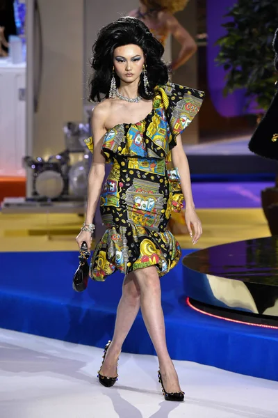 Milão Itália Fevereiro Ele Cong Caminha Passarela Desfile Moschino Milan — Fotografia de Stock