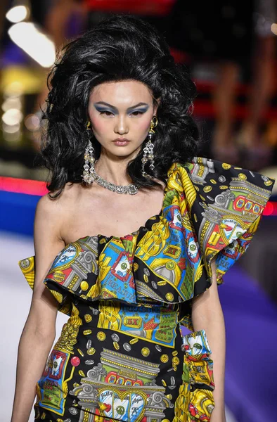 Milão Itália Fevereiro Ele Cong Caminha Passarela Desfile Moschino Milan — Fotografia de Stock