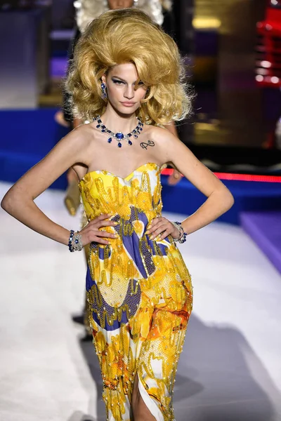 Milan Talya Şubat Faretta Moschino Göstermek Milan Moda Hafta Sonbahar — Stok fotoğraf