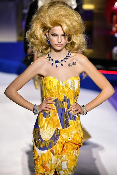 Milan Talya Şubat Faretta Moschino Göstermek Milan Moda Hafta Sonbahar — Stok fotoğraf