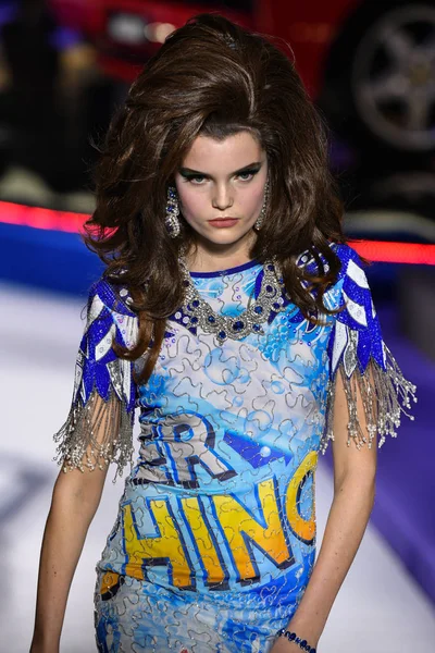 Milão Itália Fevereiro Modelo Caminha Passarela Desfile Moschino Milan Fashion — Fotografia de Stock