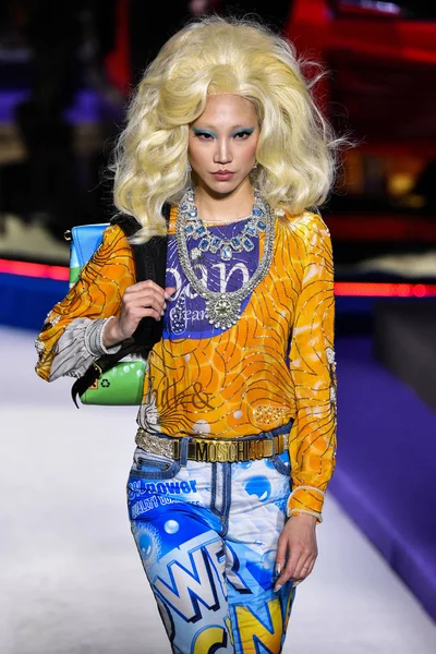 Milão Itália Fevereiro Soo Joo Park Percorre Pista Desfile Moschino — Fotografia de Stock