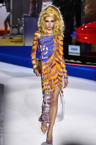 意大利米兰 2月21日 李雅利在米兰时装周奥图恩 冬季201920在意大利米兰举行的莫希诺时装秀上走在跑道上 — 图库照片