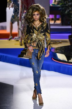 Milan, İtalya - 21 Şubat: Zoe Thaets Moschino göstermek, Milan moda hafta sonbahar/kış 2019/20 üzerinde 21 Şubat 2019, Milano, İtalya pist yürür.