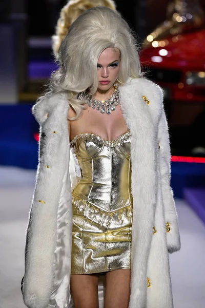 Milão Itália Fevereiro Chane Husselmann Caminha Passarela Desfile Moschino Milan — Fotografia de Stock