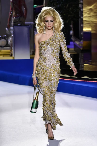 Milan Talya Şubat Charlotte Rose Hansen Moschino Göstermek Milan Moda — Stok fotoğraf