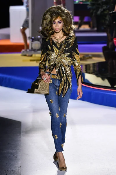 Milan, İtalya - 21 Şubat: Zoe Thaets Moschino göstermek, Milan moda hafta sonbahar/kış 2019/20 üzerinde 21 Şubat 2019, Milano, İtalya pist yürür.