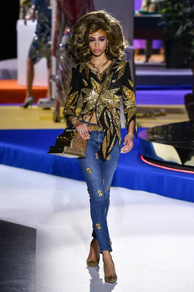 Mailand Italien Februar Zoe Thaets Läuft Bei Der Moschino Show — Stockfoto