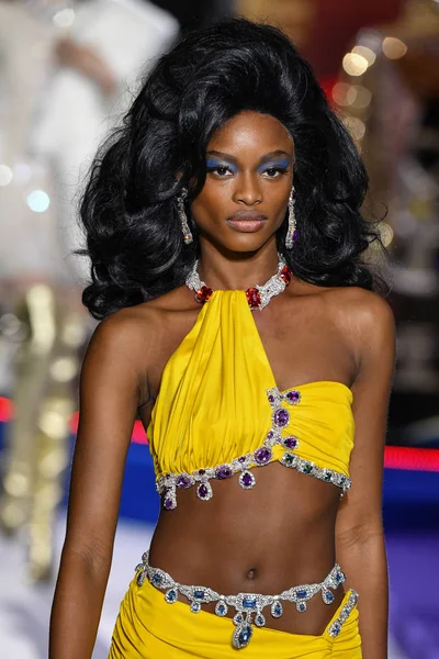 Milán Italia Febrero Mayowa Nicholas Camina Por Pasarela Espectáculo Moschino —  Fotos de Stock