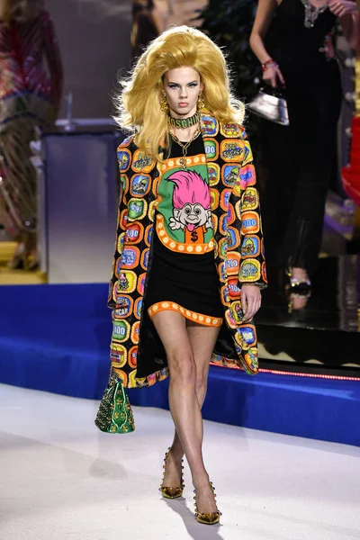 Milão Itália Fevereiro Julia Merkelbach Caminha Pista Desfile Moschino Milan — Fotografia de Stock