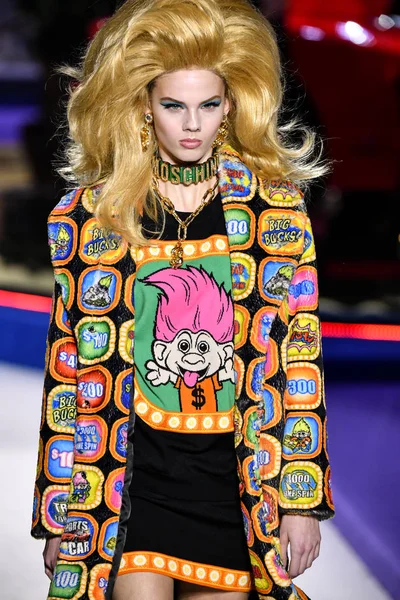 Милан Италия Февраля Джулия Меркельбах Идет Подиуму Показе Moschino Неделе — стоковое фото