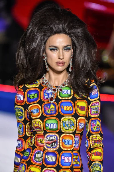 Milano Italia Febbraio Irina Shayk Percorre Passerella Alla Sfilata Moschino — Foto Stock