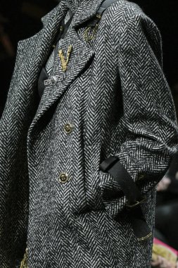 Milan, İtalya - 22 Şubat: Manken Versace dizide Milan moda hafta sonbahar/kış 2019/20, 22 Şubat 2019, Milano, İtalya pist yürür. 