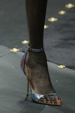 Milan, İtalya - 22 Şubat: Manken Versace dizide Milan moda hafta sonbahar/kış 2019/20, 22 Şubat 2019, Milano, İtalya pist yürür. 