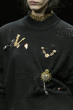 Milan, İtalya - 22 Şubat: Manken Versace dizide Milan moda hafta sonbahar/kış 2019/20, 22 Şubat 2019, Milano, İtalya pist yürür. 