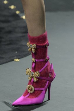 Milan, İtalya - 22 Şubat: Manken Versace dizide Milan moda hafta sonbahar/kış 2019/20, 22 Şubat 2019, Milano, İtalya pist yürür. 
