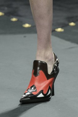 Milan, İtalya - 22 Şubat: Manken Versace dizide Milan moda hafta sonbahar/kış 2019/20, 22 Şubat 2019, Milano, İtalya pist yürür. 