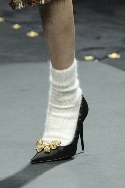 Milan, İtalya - 22 Şubat: Manken Versace dizide Milan moda hafta sonbahar/kış 2019/20, 22 Şubat 2019, Milano, İtalya pist yürür. 