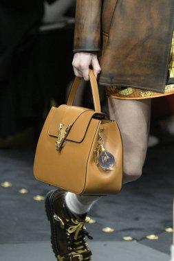 Milan, İtalya - 22 Şubat: Manken Versace dizide Milan moda hafta sonbahar/kış 2019/20, 22 Şubat 2019, Milano, İtalya pist yürür. 