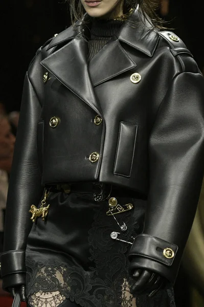 Milan Italië Februari Een Model Loopt Baan Versace Show Bij — Stockfoto