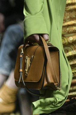 Milan, İtalya - 22 Şubat: Manken Versace dizide Milan moda hafta sonbahar/kış 2019/20, 22 Şubat 2019, Milano, İtalya pist yürür. 