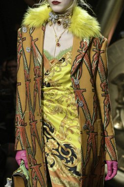 Milan, İtalya - 22 Şubat: Manken Versace dizide Milan moda hafta sonbahar/kış 2019/20, 22 Şubat 2019, Milano, İtalya pist yürür. 