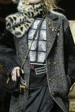 Milan, İtalya - 22 Şubat: Manken Versace dizide Milan moda hafta sonbahar/kış 2019/20, 22 Şubat 2019, Milano, İtalya pist yürür. 