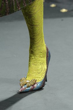 Milan, İtalya - 22 Şubat: Manken Versace dizide Milan moda hafta sonbahar/kış 2019/20, 22 Şubat 2019, Milano, İtalya pist yürür. 