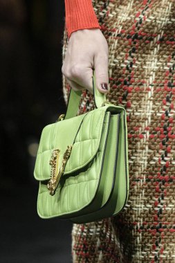 Milan, İtalya - 22 Şubat: Manken Versace dizide Milan moda hafta sonbahar/kış 2019/20, 22 Şubat 2019, Milano, İtalya pist yürür. 