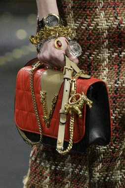 Milan, İtalya - 22 Şubat: Manken Versace dizide Milan moda hafta sonbahar/kış 2019/20, 22 Şubat 2019, Milano, İtalya pist yürür. 