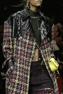 Milan, İtalya - 22 Şubat: Manken Versace dizide Milan moda hafta sonbahar/kış 2019/20, 22 Şubat 2019, Milano, İtalya pist yürür. 