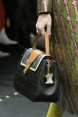Milan, İtalya - 22 Şubat: Manken Versace dizide Milan moda hafta sonbahar/kış 2019/20, 22 Şubat 2019, Milano, İtalya pist yürür. 