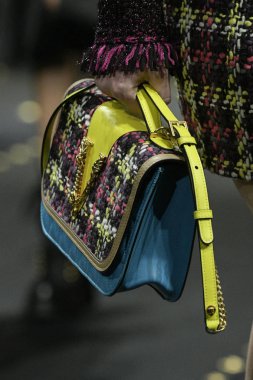 Milan, İtalya - 22 Şubat: Manken Versace dizide Milan moda hafta sonbahar/kış 2019/20, 22 Şubat 2019, Milano, İtalya pist yürür. 