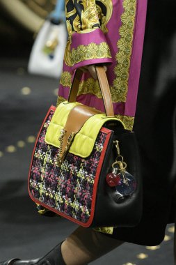 Milan, İtalya - 22 Şubat: Manken Versace dizide Milan moda hafta sonbahar/kış 2019/20, 22 Şubat 2019, Milano, İtalya pist yürür. 