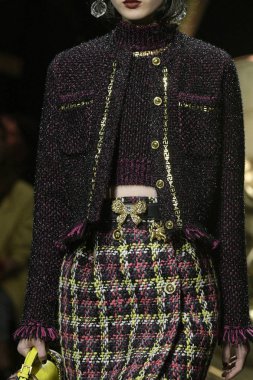 Milan, İtalya - 22 Şubat: Manken Versace dizide Milan moda hafta sonbahar/kış 2019/20, 22 Şubat 2019, Milano, İtalya pist yürür. 