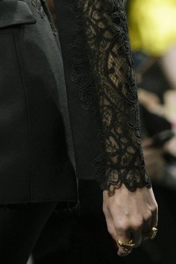 Milan, İtalya - 22 Şubat: Manken Versace dizide Milan moda hafta sonbahar/kış 2019/20, 22 Şubat 2019, Milano, İtalya pist yürür. 