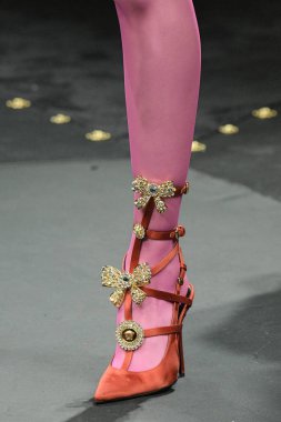 Milan, İtalya - 22 Şubat: Manken Versace dizide Milan moda hafta sonbahar/kış 2019/20, 22 Şubat 2019, Milano, İtalya pist yürür. 