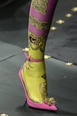 Milan, İtalya - 22 Şubat: Manken Versace dizide Milan moda hafta sonbahar/kış 2019/20, 22 Şubat 2019, Milano, İtalya pist yürür. 