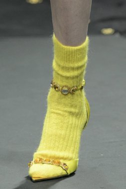 Milan, İtalya - 22 Şubat: Manken Versace dizide Milan moda hafta sonbahar/kış 2019/20, 22 Şubat 2019, Milano, İtalya pist yürür. 