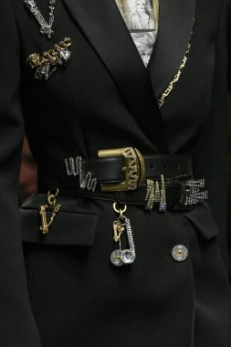 Milan, İtalya - 22 Şubat: Manken Versace dizide Milan moda hafta sonbahar/kış 2019/20, 22 Şubat 2019, Milano, İtalya pist yürür. 
