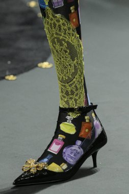 Milan, İtalya - 22 Şubat: Manken Versace dizide Milan moda hafta sonbahar/kış 2019/20, 22 Şubat 2019, Milano, İtalya pist yürür. 