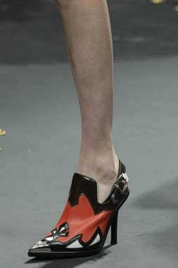 Milan, İtalya - 22 Şubat: Manken Versace dizide Milan moda hafta sonbahar/kış 2019/20, 22 Şubat 2019, Milano, İtalya pist yürür. 