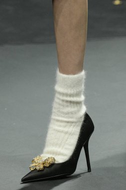 Milan, İtalya - 22 Şubat: Manken Versace dizide Milan moda hafta sonbahar/kış 2019/20, 22 Şubat 2019, Milano, İtalya pist yürür. 